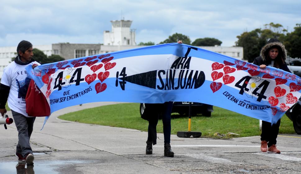 Familiares de los submarinistas del Ara San Juan se concentran en la base naval del Mar del Plata (EFE/ Eduardo López)
