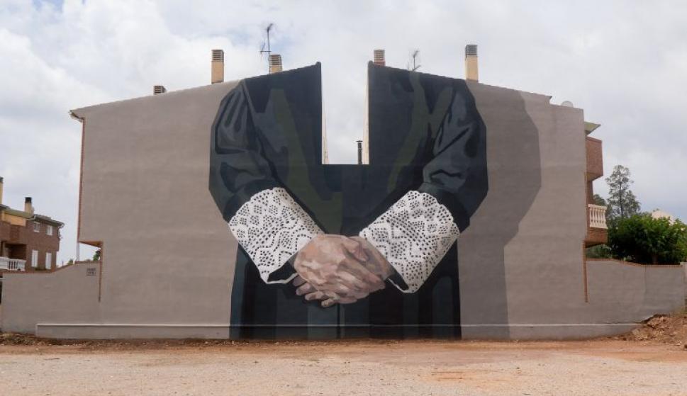 Imagen cedida por la organización del festival urbano de Vila-real con el gran mural del juez togado hecho por una de las artistas participantes. EFE