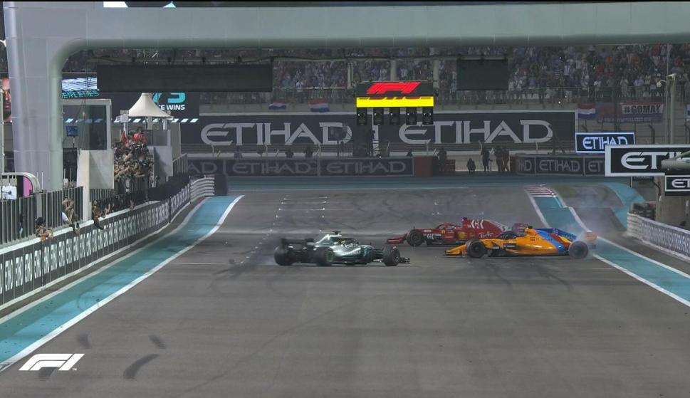 Tres pilotos, once campeonatos del mundo, haciendo rombos en la despedida de Alonso (Foto: F1)