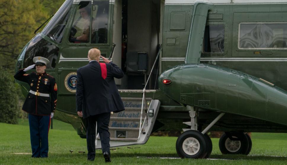 Donald J. Trump camina hacia Marine One en el jardín sur de la Casa Blanca en Washington, DC (Efe)