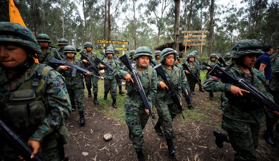 Fotografía del 15 de noviembre de 2018, de varias reclutas del Ejército ecuatoriano, en Machachi (Ecuador). EFE/José Jácome