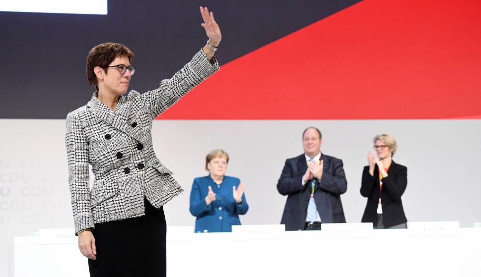 Annegret Kramp-Karrenbauer reacciona tras ser elegida como nueva presidenta del partido Unión Cristianodemócrata alemana (CDU). EFE/ Clemens Bilan