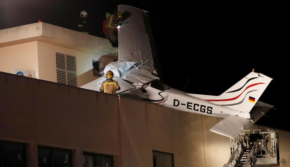 Dos personas han muerto al estrellarse una avioneta procedente del aeródromo de Sabadell en una gasolinera de Badia del Vallès (Barcelona).EFE/ Alejandro García