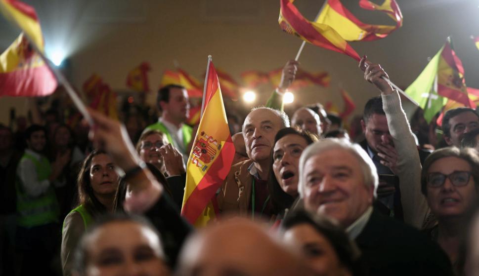 Militantes y simpatizantes de Vox celebran los resultados en las elecciones andaluzas en un hotel de Sevilla. EFE/Rafa Alcaide