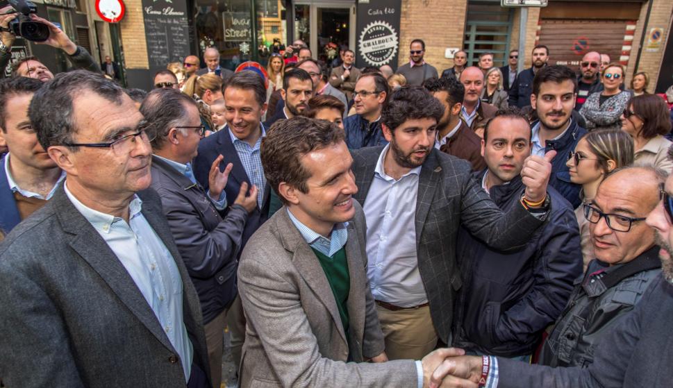 El presidente nacional del PP, Pablo Casado (c), que participa en un acto de su partido para presentar a sus candidatos en las elecciones de 2019 a la presidencia autonómica murciana (EFE/Cristóbal Osete)
