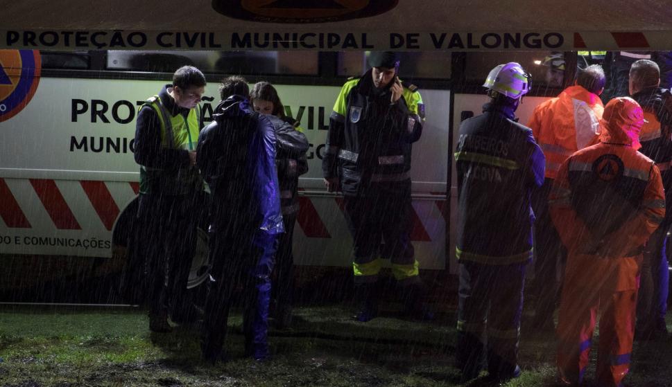 Operarios de Protección Civil en el puesto de mando tras el accidente del helicóptero de emergencia sanitaria esta madrugada en el norte de Portugal (EFE/JOSÉ COELHO)