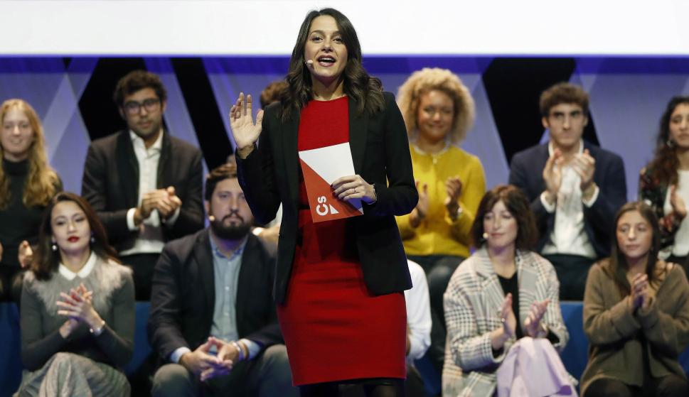 La líder de Cs en Cataluña, Inés Arrimadas, interviene durante el acto de presentación del candidato a la alcaldía de Barcelona y ex primer ministro francés, Manuel Valls (EFE)