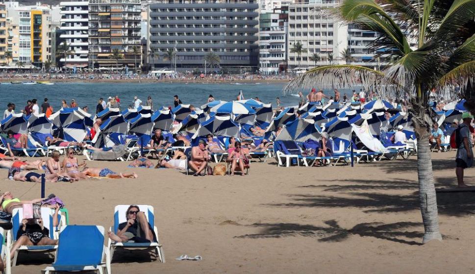 La playa de Las Canteras, ubicada en la ciudad de Las Palmas de Gran Canaria. EFE/Elvira Urquijo A./Archivo