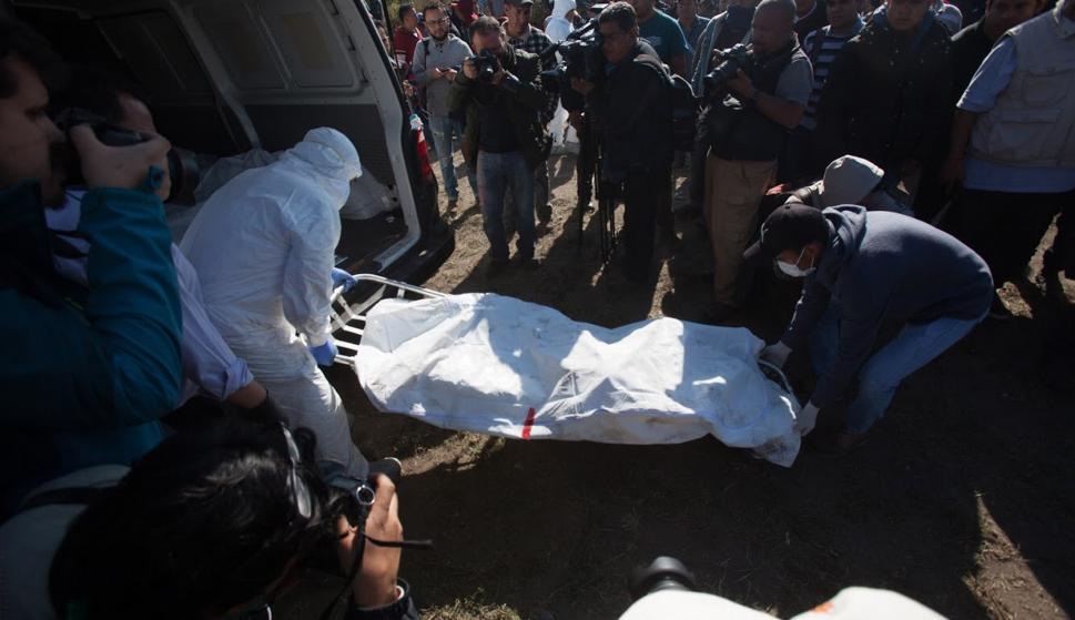 Expertos forenses registran la zona cerca de la toma de Pemex que explotó este sábado, en Tlahuililpan, Hidalgo (EFE)