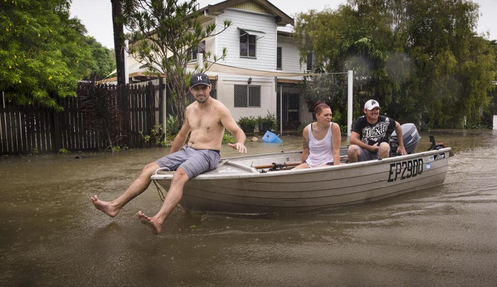 Residentes de Rosslea en un bote sobre las aguas de la inundación en Townsville, Queensland, Australia. (EFE/EPA/ANDREW RANKIN)