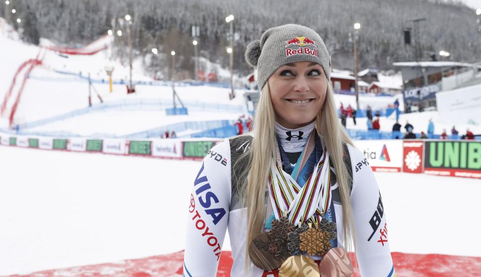 Lindsey Vonn posa con sus medallas después de la Carrera femenina de descenso en el Campeonato Mundial de Esquí. EFE / EPA / VALDRIN XHEMAJ