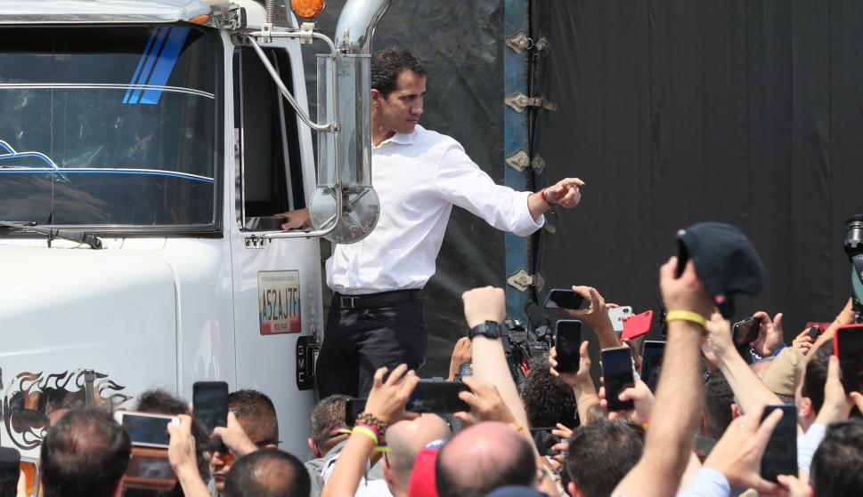 El presidente del Parlamento de Venezuela, Juan Guaidó, que se proclamó mandatario encargado de su país, saluda este sábado desde un camión, en Cúcuta (Colombia). EFE