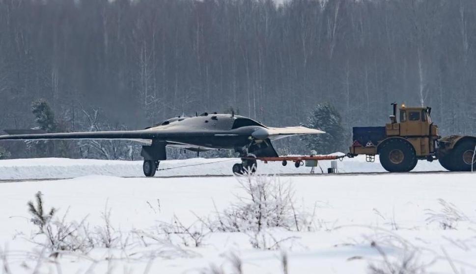 El espectacular dron ruso en el campo de pruebas de Sukhoi en Novosibirsk
