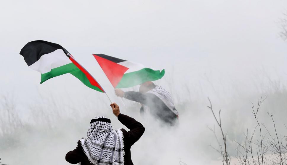 Protestantes palestinos durante los enfrentamientos con el ejército de Israel en la ciudad cisjordana de Nablus. EFE/ Alaa Badarneh
