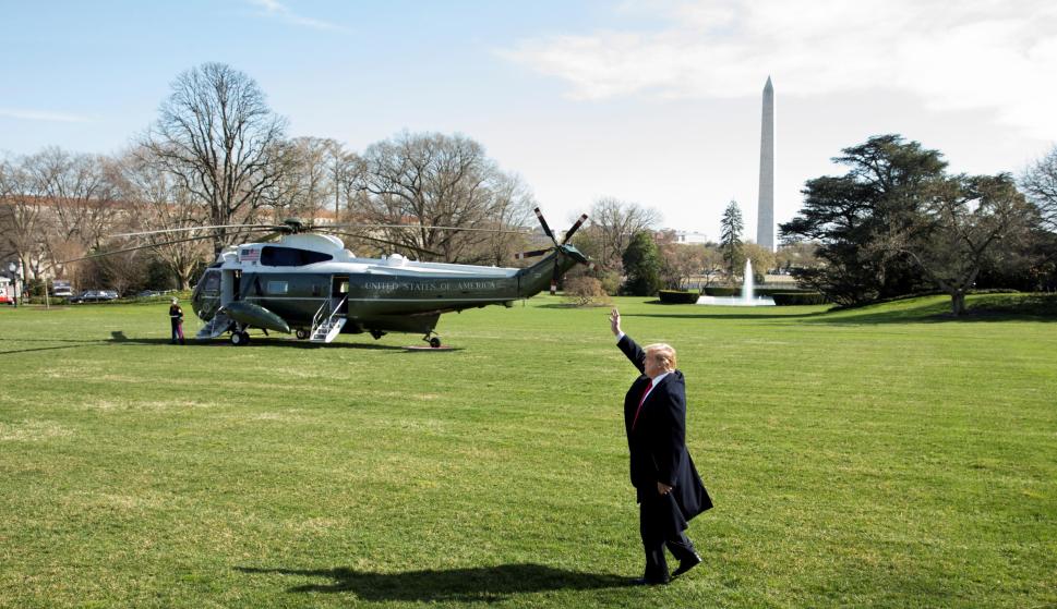 El presidente de los Estados Unidos, Donald J. Trump, saluda en el Jardín Sur de la Casa Blanca, antes de abordar el Marine One, en Washington, DC ( EFE/ Michael Reynolds).