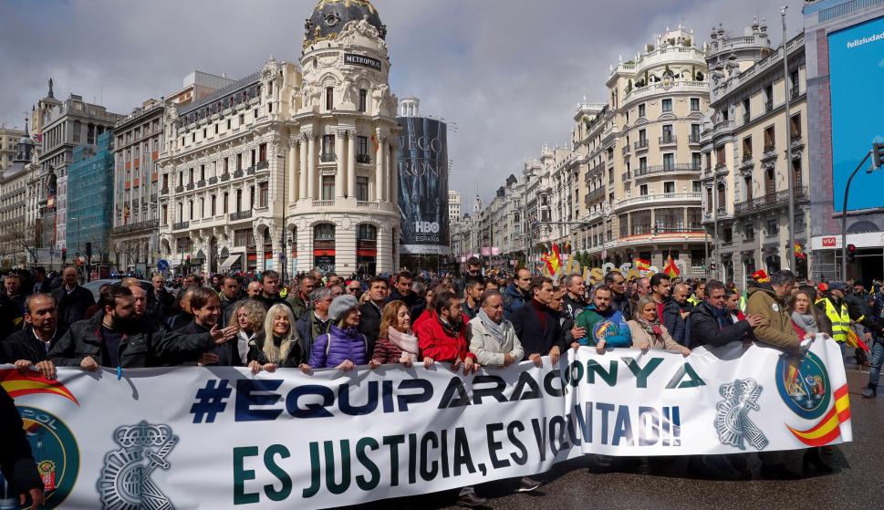 La asociación por la equiparación salarial de policías y guardias civiles, Jusapol, ha organizado una manifestación este sábado en Madrid con el lema "Equiparación ya, es de justicia, es de voluntad política". EFE/Emilio Naranjo