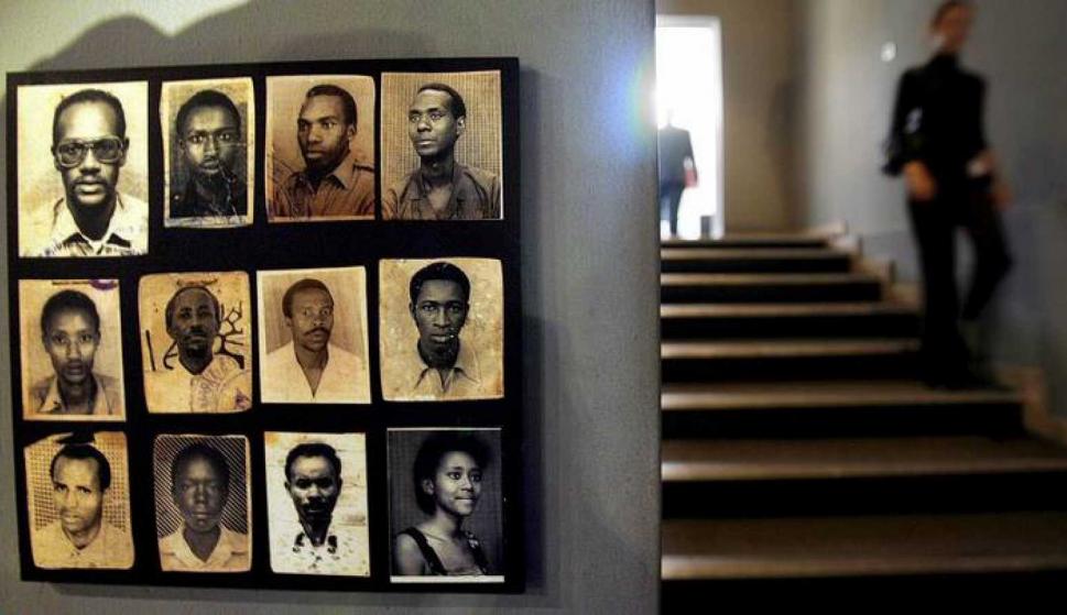 Fotografías de víctimas del genocidio de Ruanda, en el monumento conmemorativo en Kigali. EFE/Wolfgang Kumm