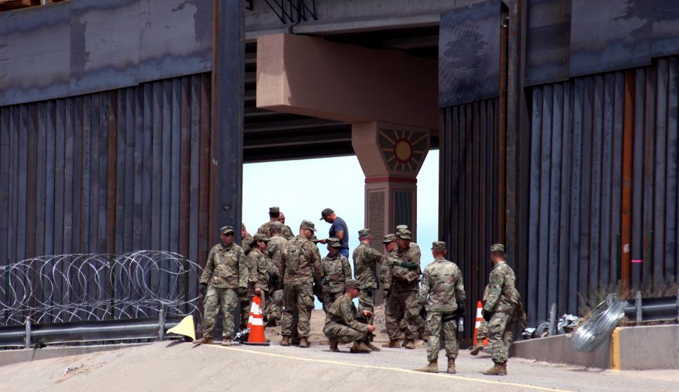 Militares norteamericanos colocan alambradas de acero este viernes, a lo largo del Puente Santa Fe y el lecho del río Bravo, en Ciudad Juárez, en el estado de Chihuahua (México). EFE/ David Peinado.