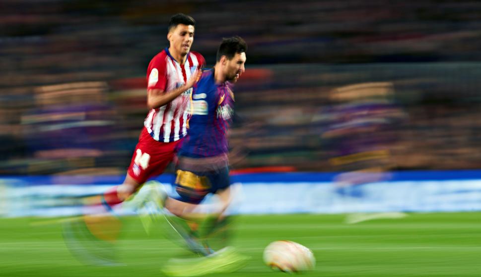 El delantero argentino del FC Barcelona, Leo Messi (d), conduce el balón ante el centrocampista del Atlético de Madrid, Rodrigo (EFE)