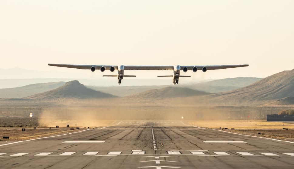 El avión más grande del mundo despega para su vuelo de prueba sobre el desierto de Mojave. (Foto: Stratolaunch)