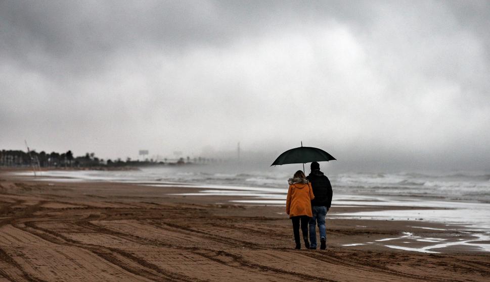En la imagen, una pareja pasea por la playa de la Malvarrosa de València este Viernes Santo. EFE/ Manuel Bruque