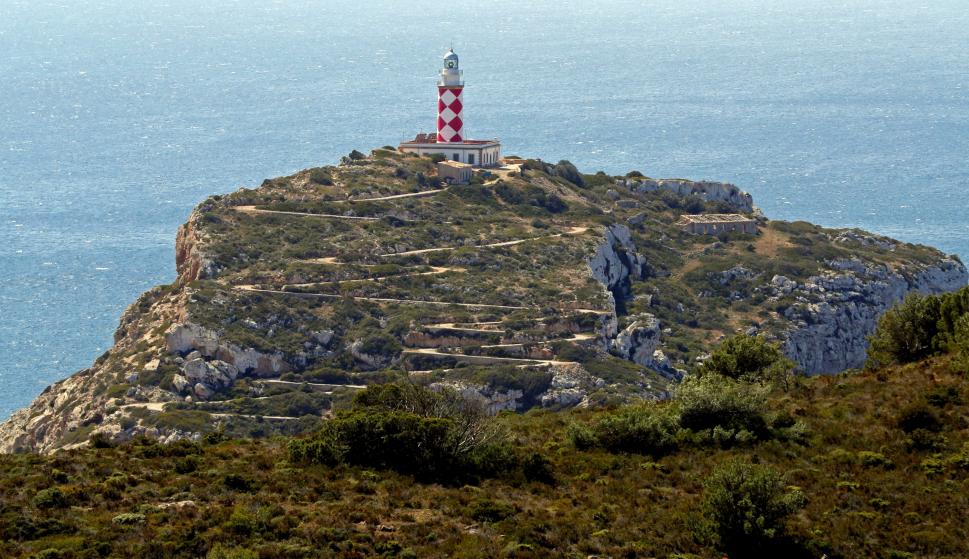 El faro de n'Ensiola, en la isla de Cabrera, cumplirá 150 años en 2020 como guía de navegantes. / EFE/J.J. Guillen