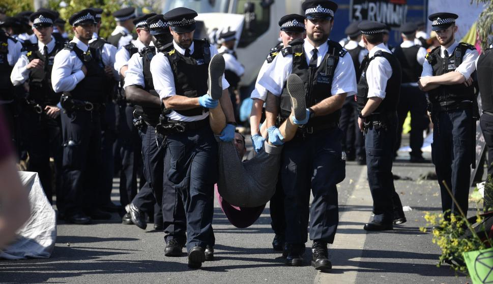 La policía arresta a manifestantes en el puente de Waterloo, Londres. /EFE/EPA/NEIL HALL