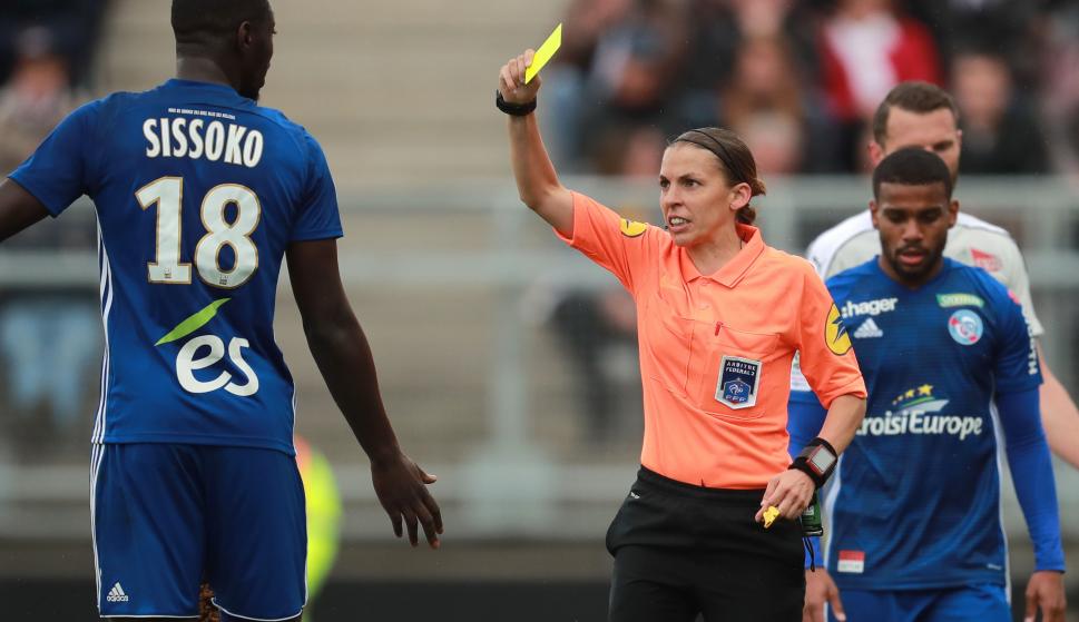 La árbitro Stephanie Frappart saca tarjeta a Ibrahima Sissoko (L) del Estrasburgo en Amiens. /EFE/EPA/CHRISTOPHE PETIT TESSON