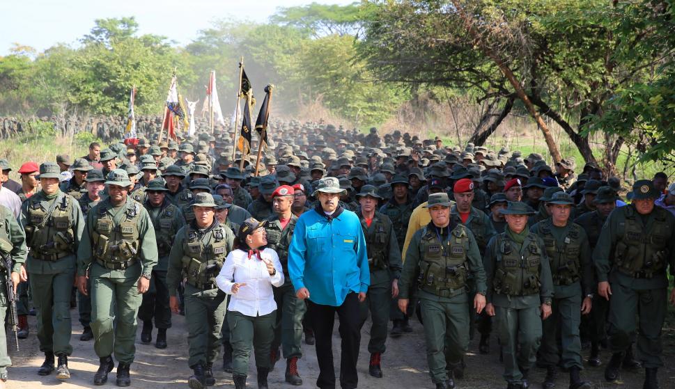 Fotografía cedida por el prensa de Miraflores que muestra al presidente de Venezuela, Nicolás Maduro (c), mientras camina junto a miembros del alto mando de las Fuerzas Armadas. /EFE