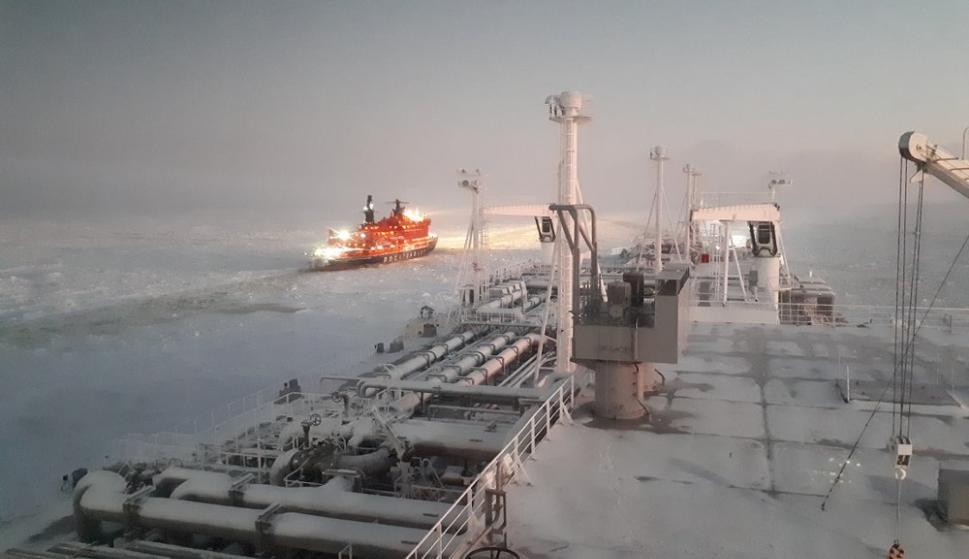 Imagen del buque Eduard Toll mientras recorre la ruta del Mal del  Norte. /Foto: Teekay
