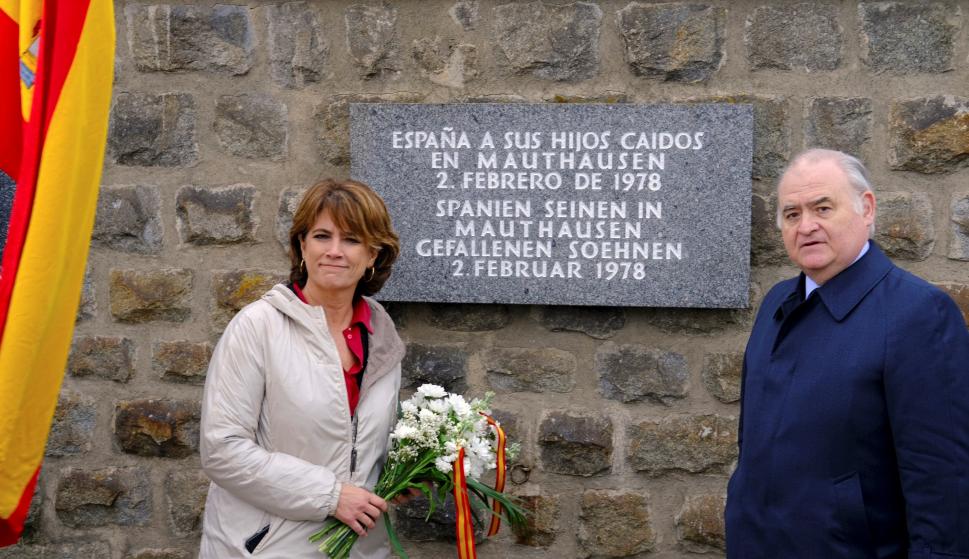 La ministra de Justicia, Dolores Delgado, depositó este domingo un ramo de flores ante una placa de recuerdo a los españoles que fallecieron en Mauthausen. /EFE
