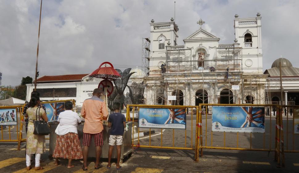 Cristianos de Sri Lanka rezan en la calle frente a la Iglesia de San Antonio, dañada en el ataque suicida. /EFE/EPA/M.A.PUSHPA KUMARA