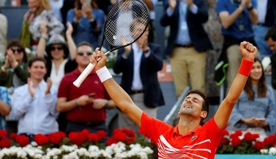 El tenista serbio Novak Djokovic celebra su victoria ante el griego Stefanos Tsitsipas, al término de la final del Mutua Madrid Open disputada esta tarde en la Caja Mágica, en Madrid. EFE/Kiko Huesca