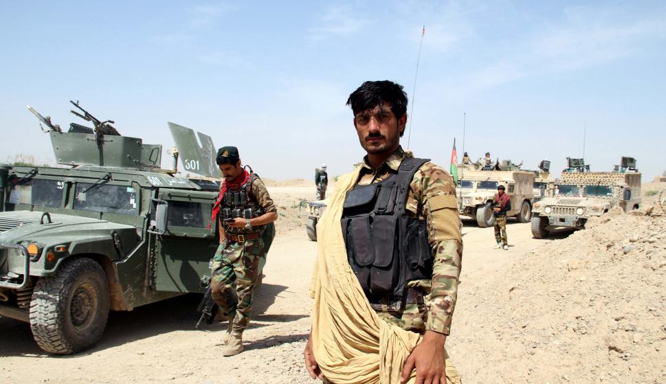 Agentes de las fuerzas de seguridad afganas patrullan y montan guardia, este viernes, en Helmand (Afganistán). /EFE/ Watan Yar