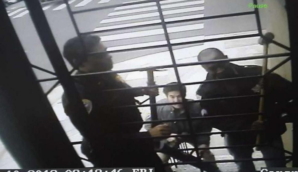 En esta imagen del vídeo realizado por Bryan Carmody, la policía de San Francisco se prepara para ejecutar la orden de allanamiento en la casa del periodista. Foto: Bryan Carmody