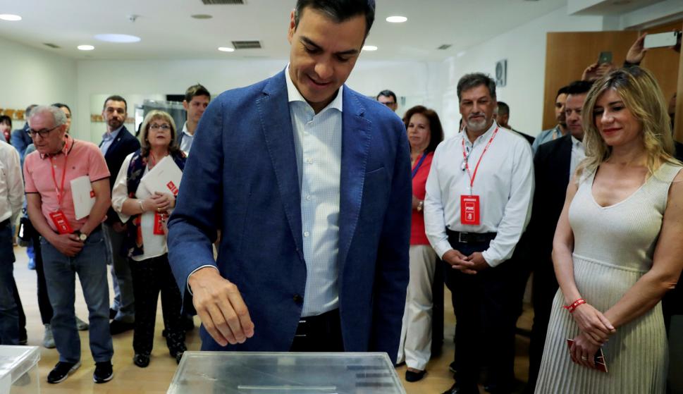 El presidente del gobierno Pedro Sánchez, acompañado de su mujer Begoña Gómez (d), vota esta mañana en un colegio de la localidad madrileña de Pozuelo de Alarcón. /EFE/JJ Guillén