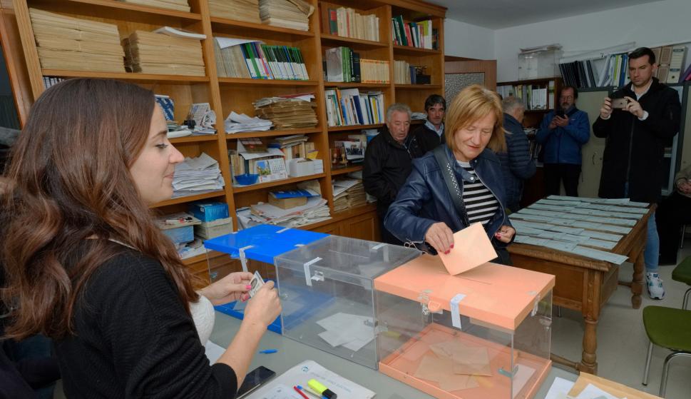 Los ocho vecinos censados en el municipio riojano de Villarroya han tardado setenta segundos en votar. /EFE/Abel Alonso