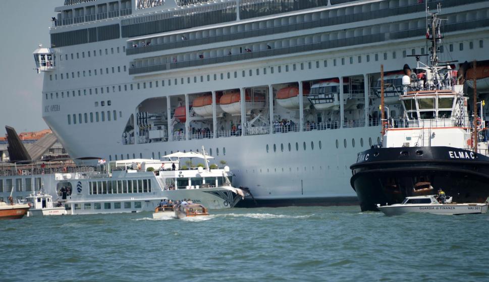 El crucero MSC Opera tras la colisión con un barco turístico en Venecia, Italia, el 2 de junio de 2019. /EFE/EPA/ANDREA MEROLA