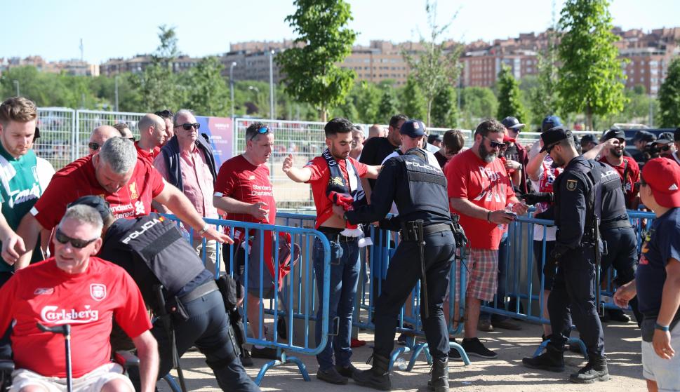 Controles policiales a los aficionados antes de acceder al Wanda Metropolitano. /EFE/EPA/Rodrigo Jimenez