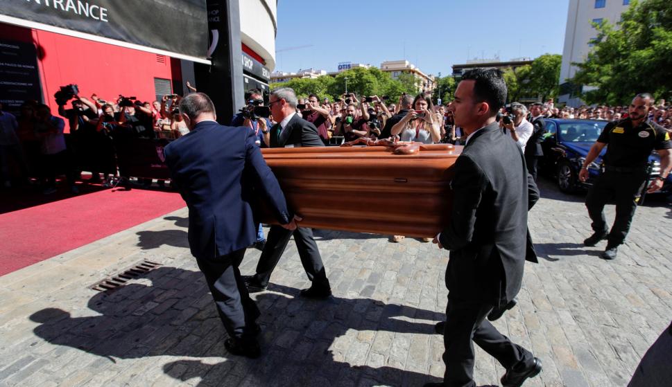 El féretro del futbolista José Antonio Reyes, fallecido ayer en accidente de tráfico, a su llegada esta tarde al estadio Ramón Sánchez-Pizjuán de Sevilla. EFE/ Julio Muñoz