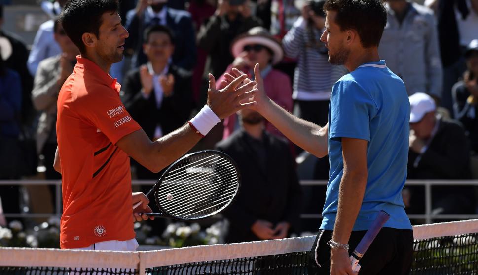 Dominic Thiem saluda a Novak Djokovic tras disputar la semi final de Roland Garros en Paris. /EFE/EPA/JULIEN DE ROSA