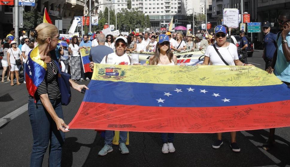 Venezolanos manifestándose contra el régimen de Maduro en Madrid. / EFE