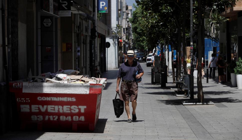 En la imagen, el lugar donde el cadáver ha sido localizado por unos viandantes sobre las 5 de la mañana, junto a un contenedor, en la calle Gràcia de Sabadell. EFE/Toni Albir