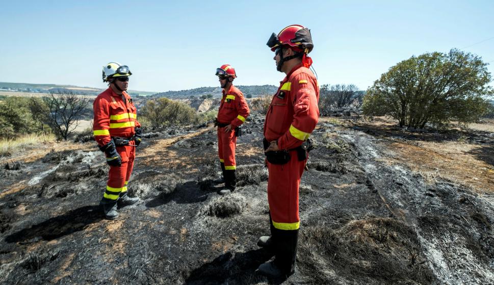 Miembros de la Unidad Militar de Emergencia en el incendio de Toledo, en la zona de Albarreal del Tajo. / EFE/Ángeles Visdómine
