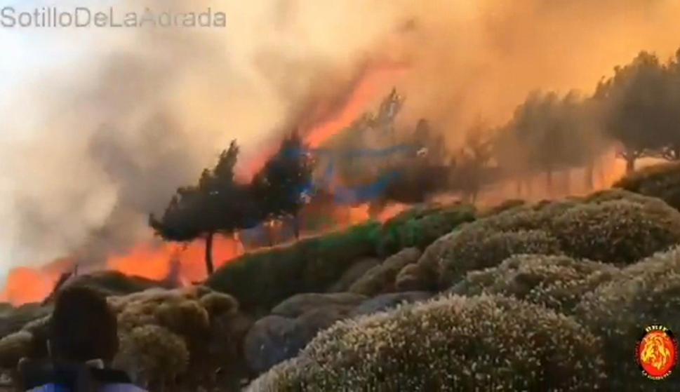 Captura de un vídeo de las Brigadas de Refuerzo de Incendios Forestales (BRIF), del incendio declarado en Sotillo de la Adrada. /EFE
