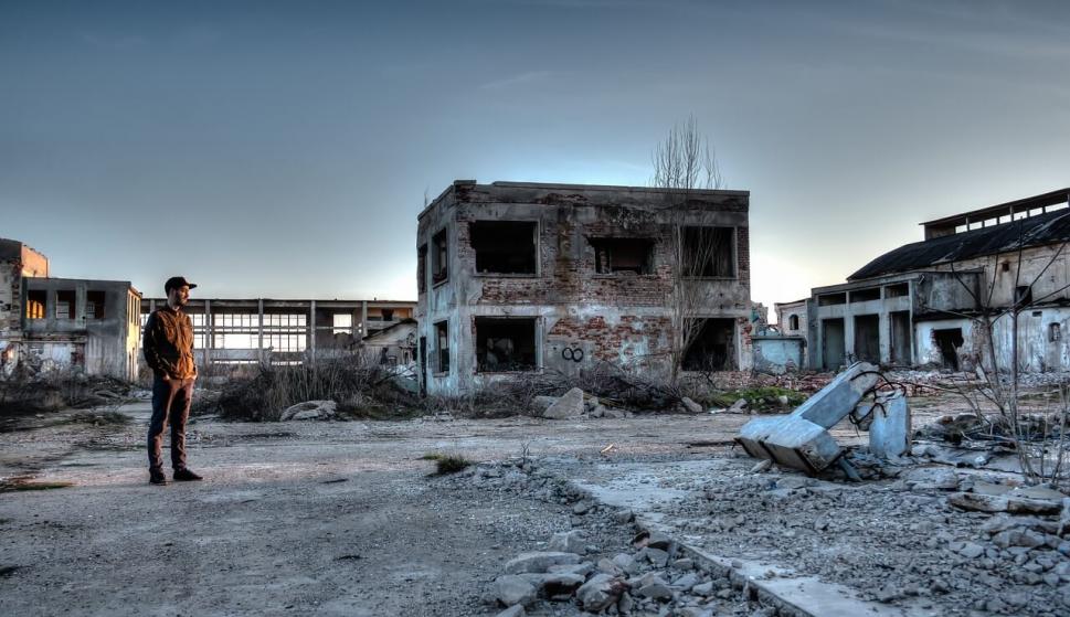 Un joven durante una visita a Pripyat, Chernóbil