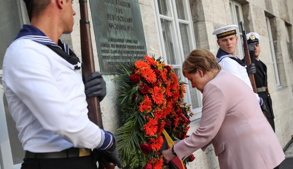 La canciller alemana, Angela Merkel, pone una ofrenda floral en el lugar en el que fue fusilado Claus von Stauffenberg. /EFE/EPA/FELIPE TRUEBA