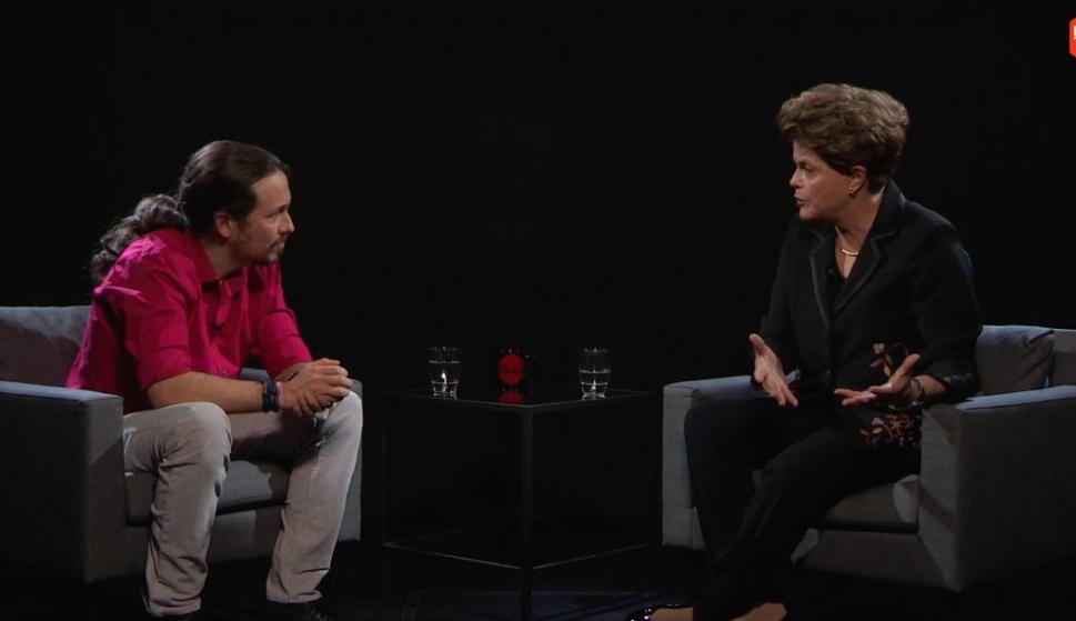 La expresidenta brasileña Dilma Rousseff entrevistada por Pablo Iglesias en 'Otra Vuelta de Tuerka'./L.I.