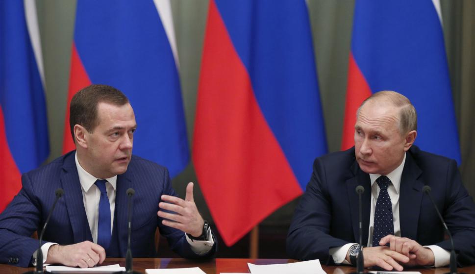 El presidente ruso, Vladimir Putin (d), y el primer ministro ruso, Dmitry Medvedev (i), el 26 de diciembre de 2018. EFE/ Dmitry Astakhov / Sputnik / Gove