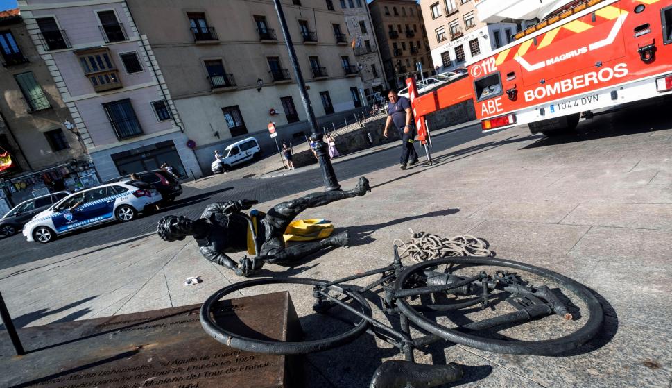 La estatua de bronce de homenaje a Federico Martín Bahamontes, que está instalada en el paseo de 'El Miradero', de Toledo, ha aparecido esta madrugada destrozada. /EFE